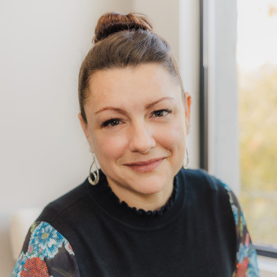 Portrait of Dr. Heidi Semanie, a naturopath at Cascade Integrative Medicine in Issaquah and Sammamish